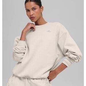 ALO Yoga Women’s Accolade Crew Sweatshirt in Bone